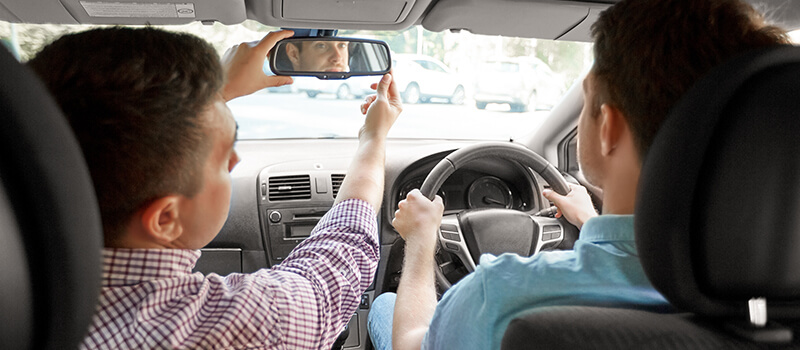 adjusting-car-mirrors